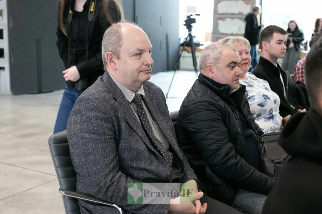 Люди сидять на конференції у сучасній залі