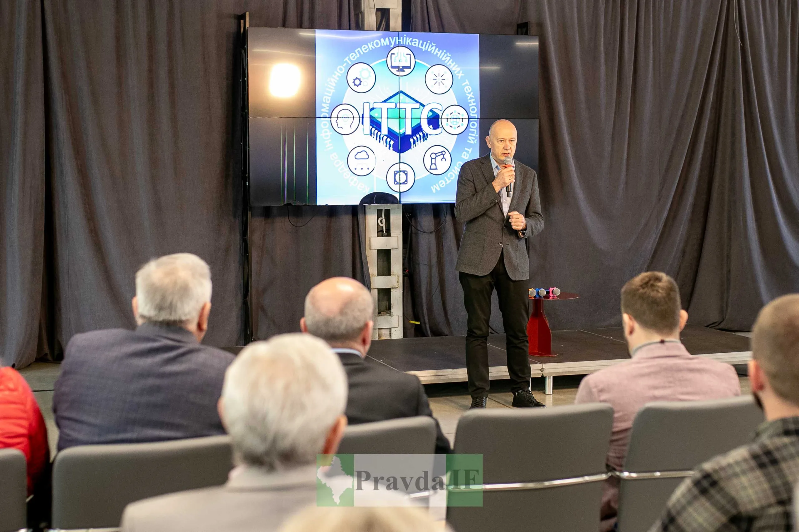 Лекція про інформаційні технології перед аудиторією