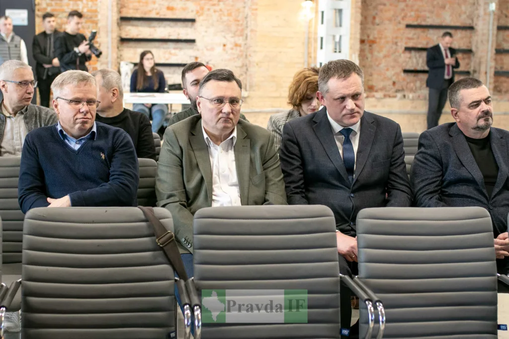 Люди сидять на конференції у залі