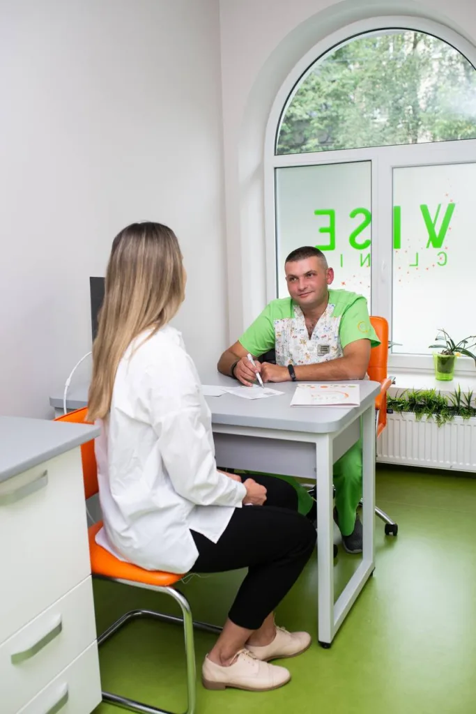 Консультація лікаря з пацієнткою в клініці