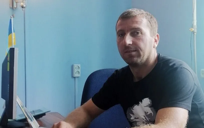 Чоловік працює за комп’ютером у кабінеті