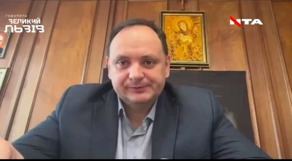 Чоловік у діловому костюмі під час інтерв'ю