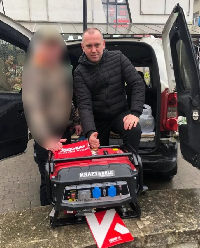 Люди поруч з генератором Kraft&Dele біля авто