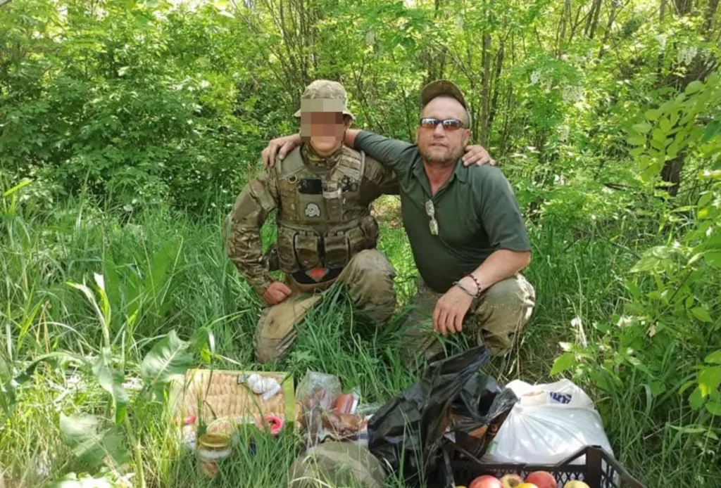 Військовий і чоловік на пікніку в лісі