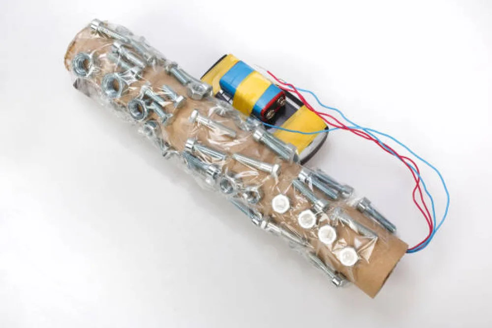 Підозрілий саморобний пристрій з дротами та батареєю