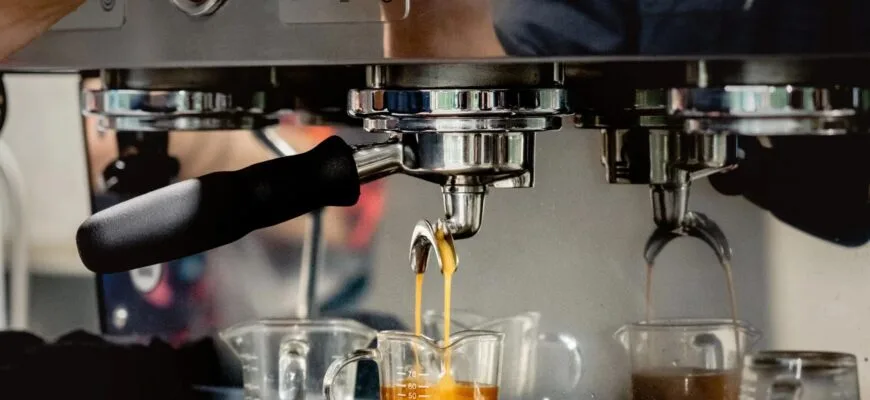 Приготування еспресо у професійній кавомашині