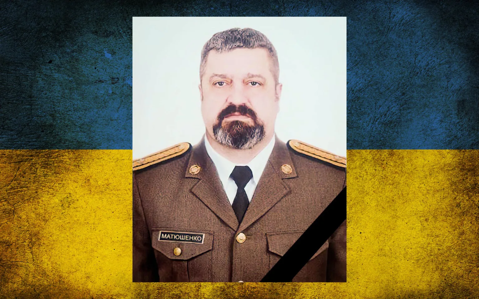 Український військовий на фоні прапора України