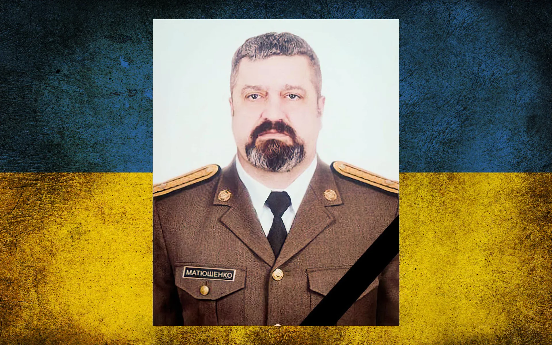 Український військовий на фоні прапора України