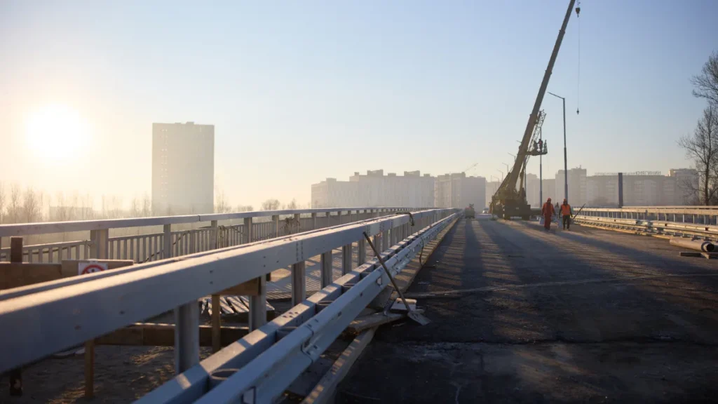 Будівництво мосту на світанку в місті