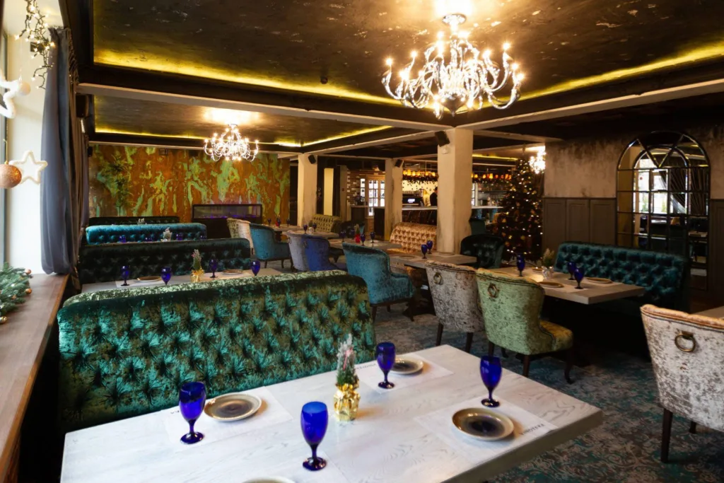 Елегантний інтер'єр ресторану з оксамитовими диванами