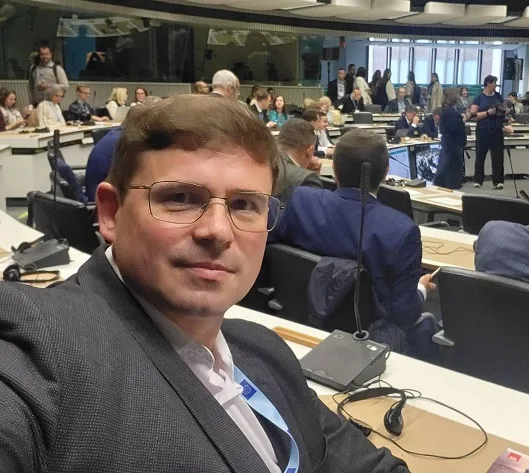 Чоловік робить селфі на конференції