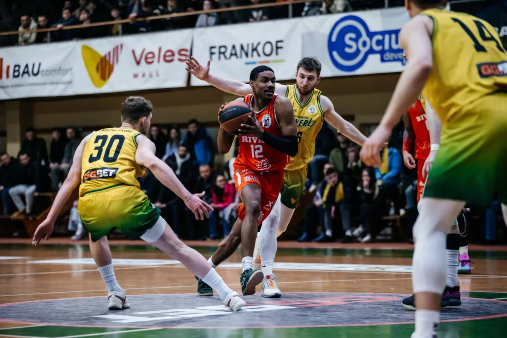 Баскетболіст проривається крізь захист суперників