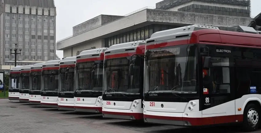 Нові електробуси Електрон біля будівлі у місті