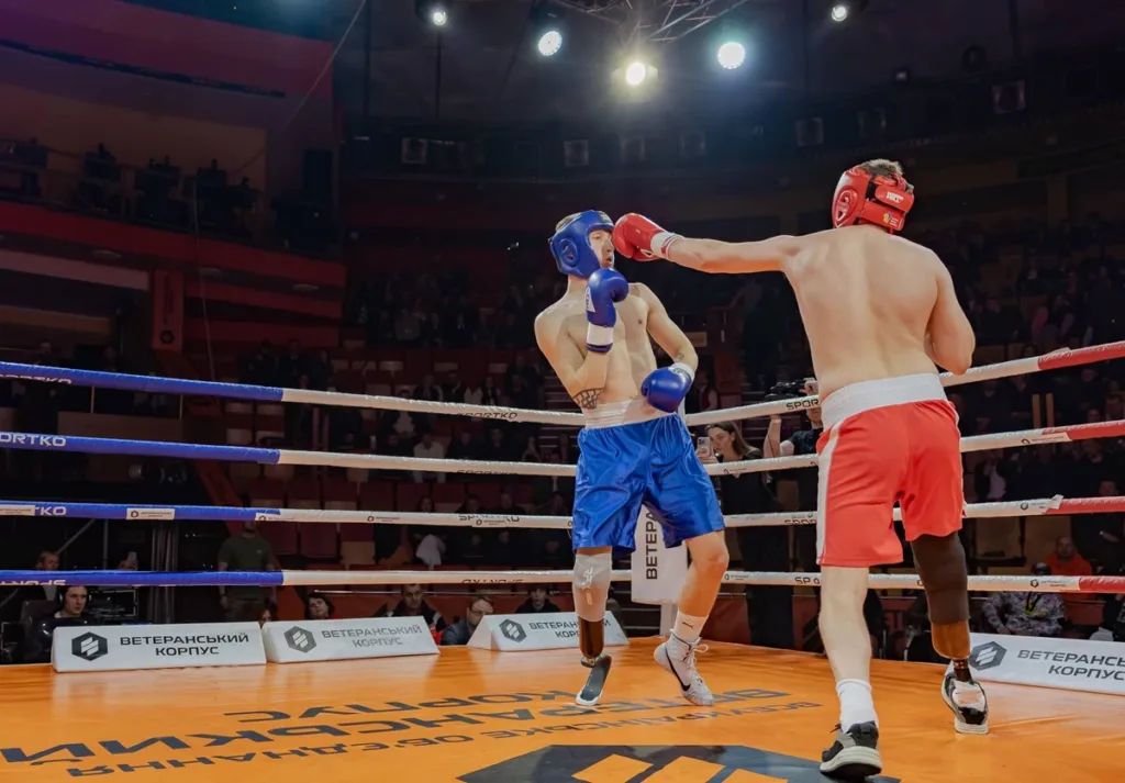 Двоє боксерів з протезами змагаються на рингу