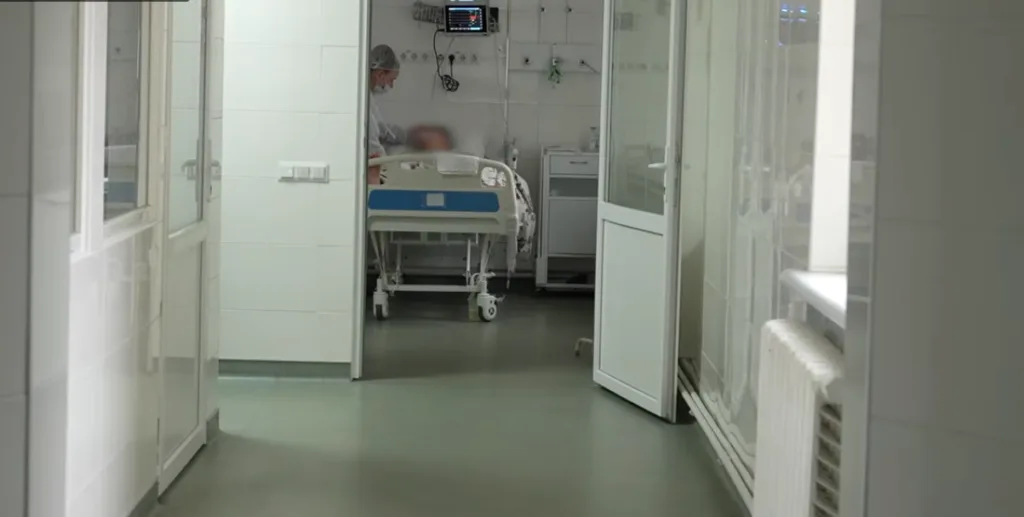 Лікар доглядає пацієнта у лікарняній палаті