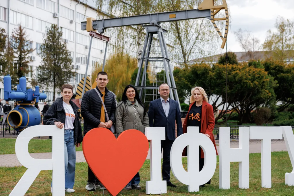 Люди біля інсталяції Я люблю ІФНТУНГ