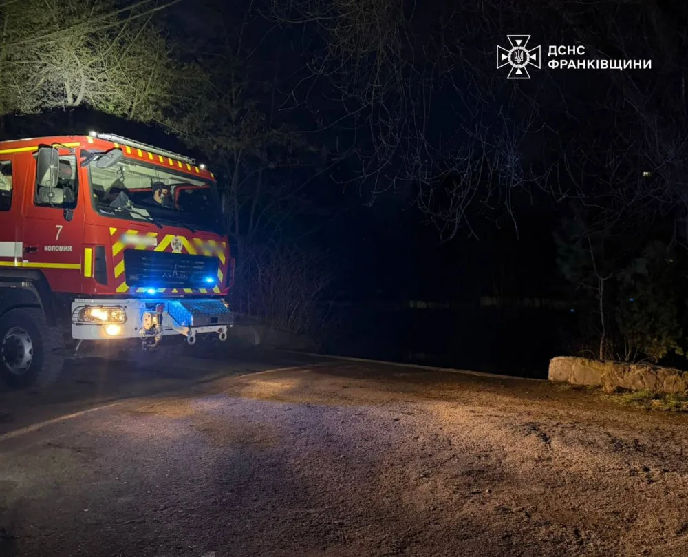 Пожежна машина ДСНС на нічному виїзді