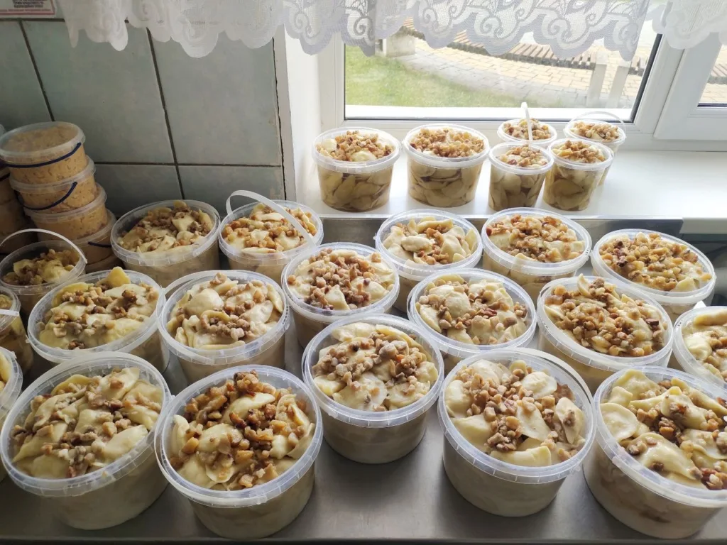 Пластикові контейнери з варениками на столі