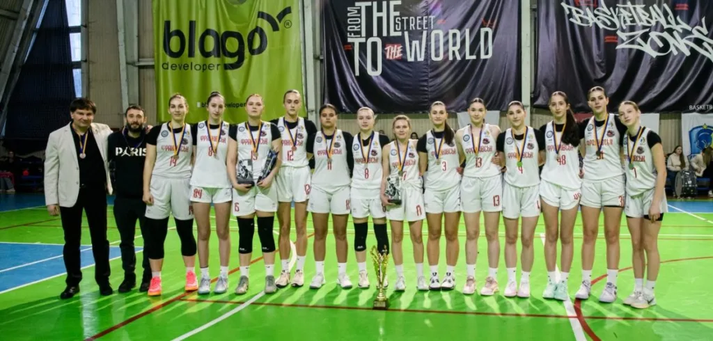 Жіноча баскетбольна команда з кубком на турнірі