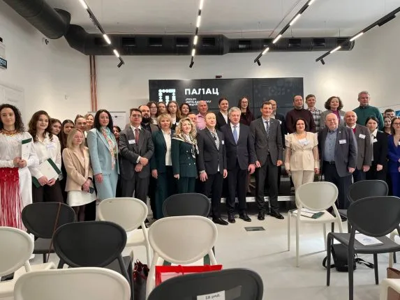 Групове фото учасників конференції у сучасній залі