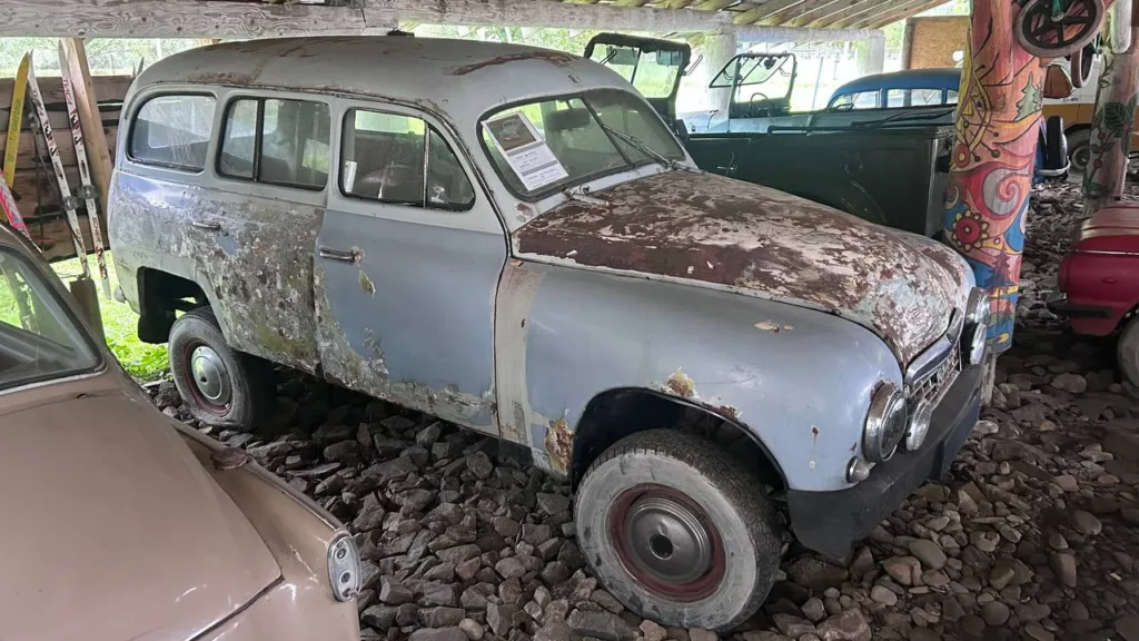 Старий іржавий автомобіль у гаражі