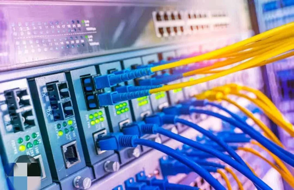 Оптичні кабелі підключені до мережевого комутатора
