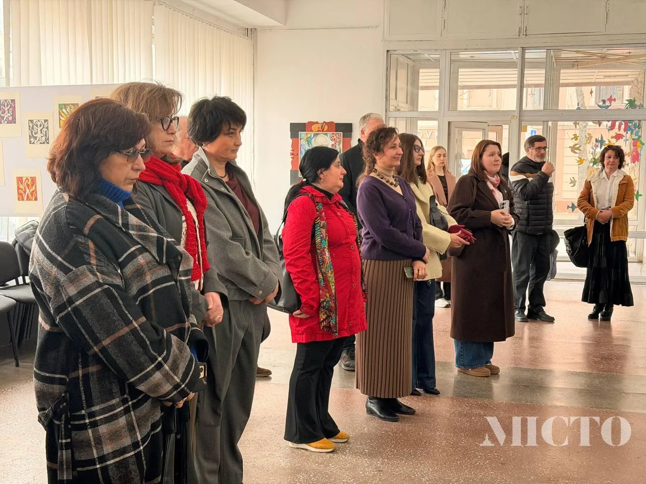 Люди на відкритті художньої виставки в галереї