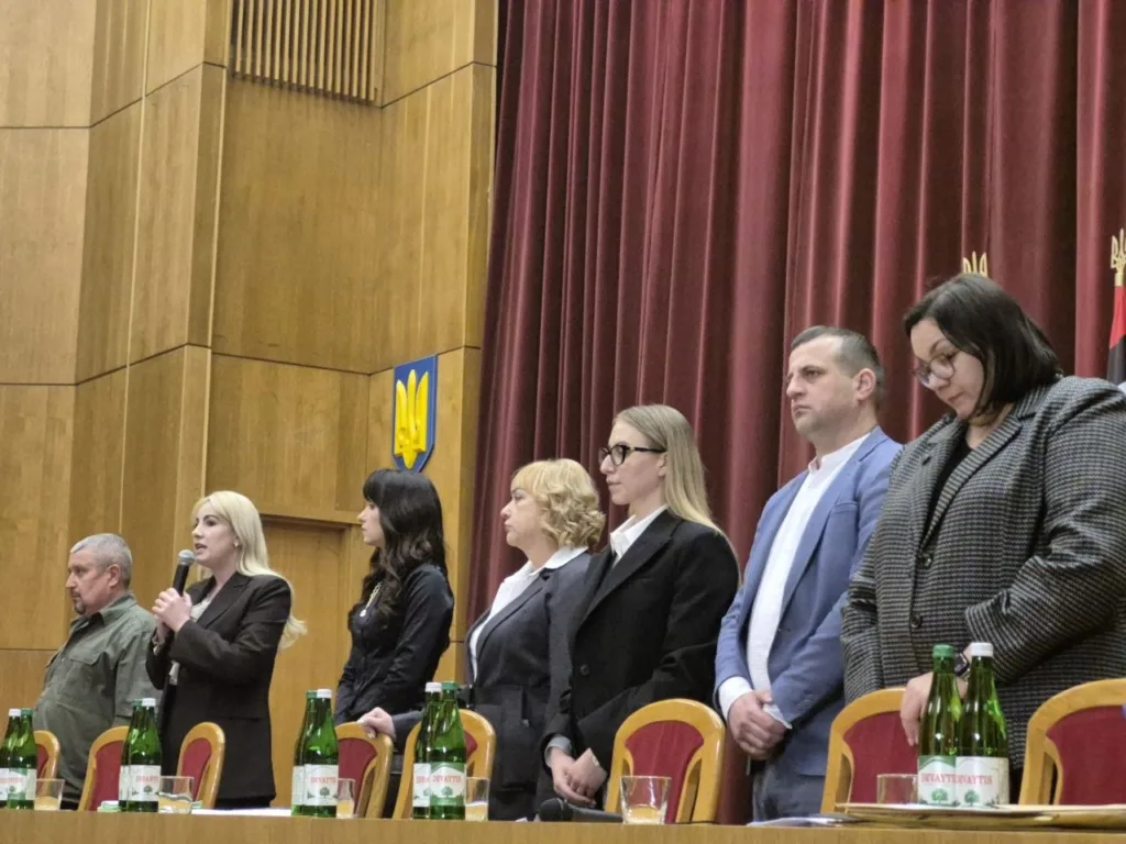 Люди стоять на офіційному заході в Україні