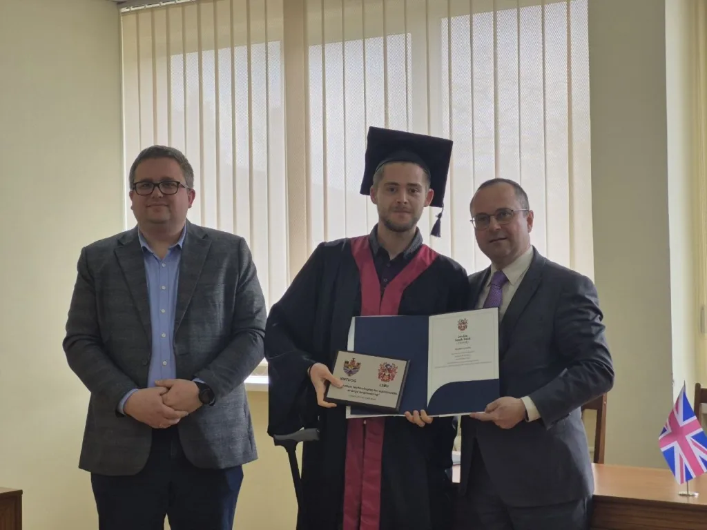 Випускник отримує диплом під час церемонії вручення