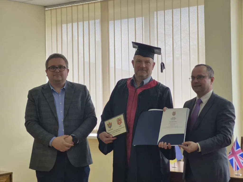 Вручення диплома випускнику університету