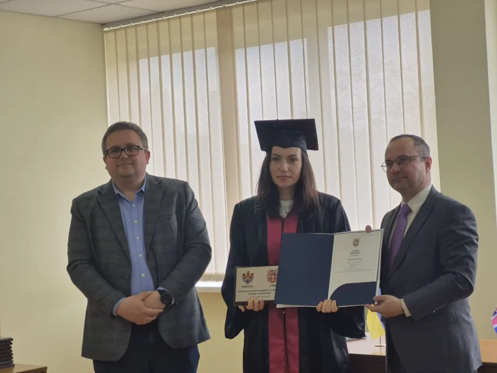 Вручення диплома випускниці в академічній мантії