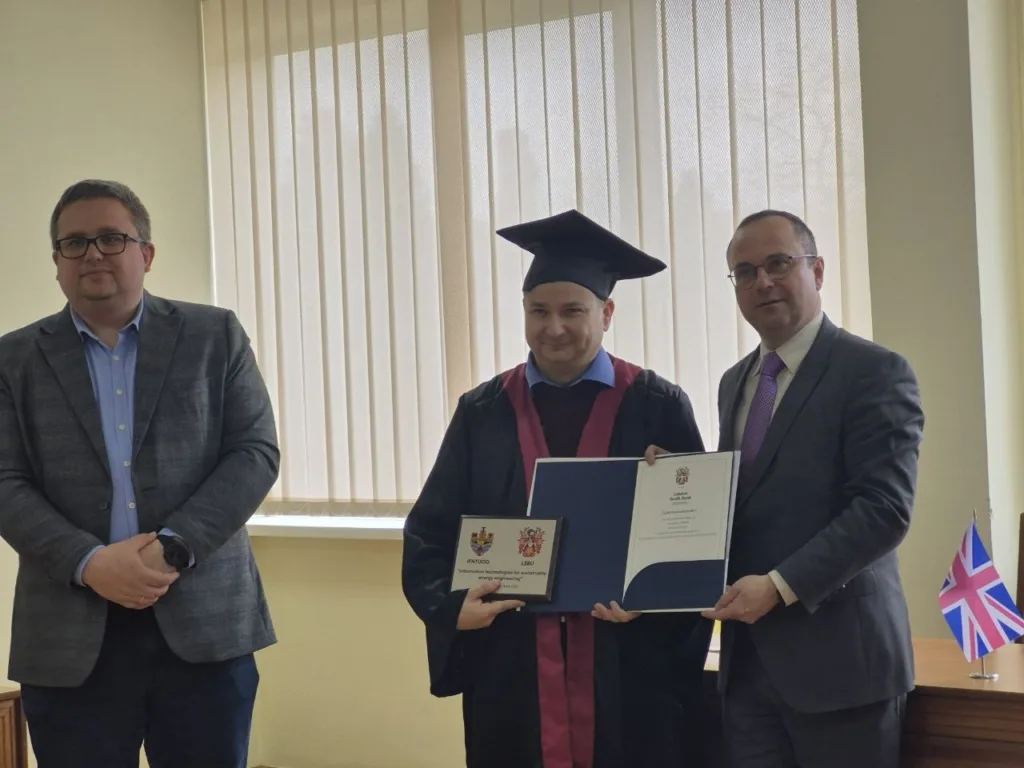 Вручення диплома випускнику університету