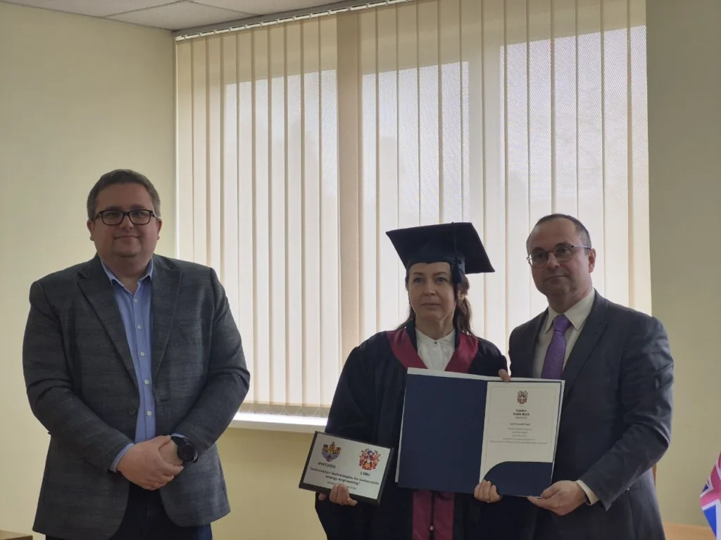 Вручення диплома випускниці університету