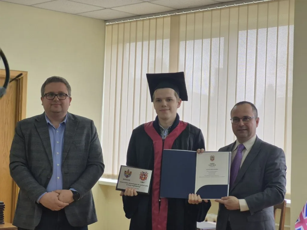 Випускник отримує диплом на церемонії вручення