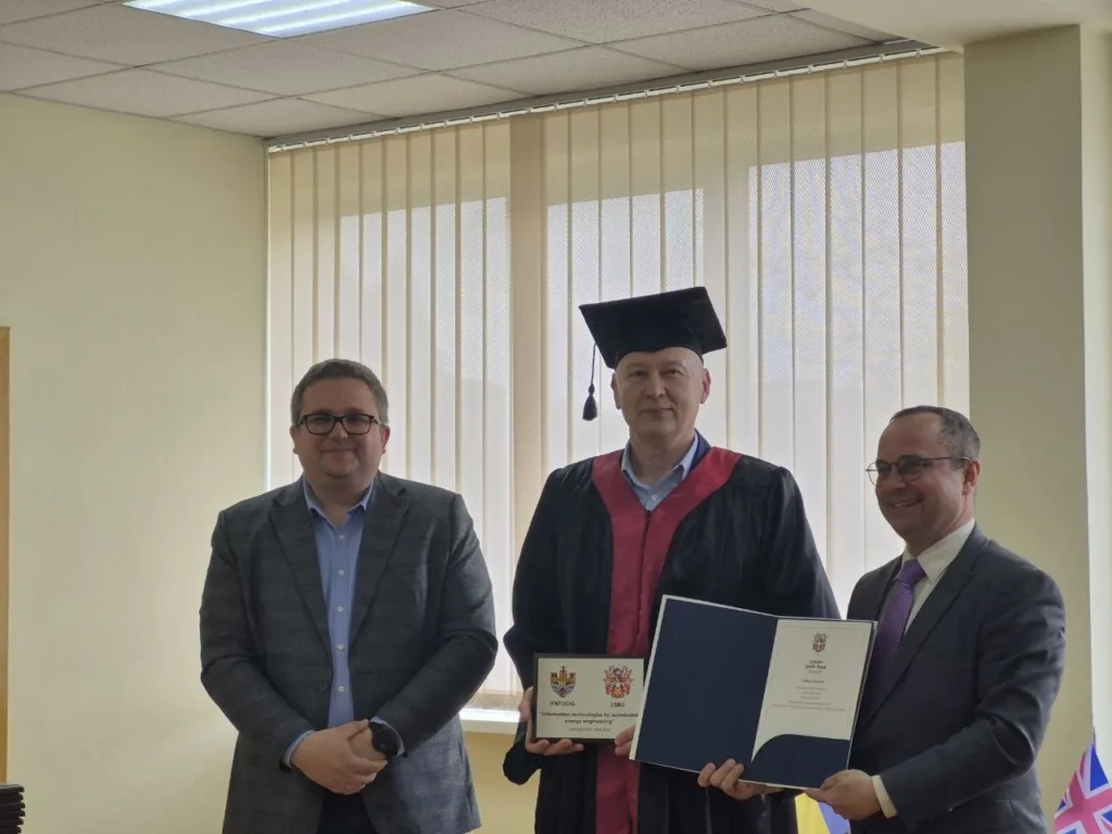 Вручення диплома випускнику в академічній мантії