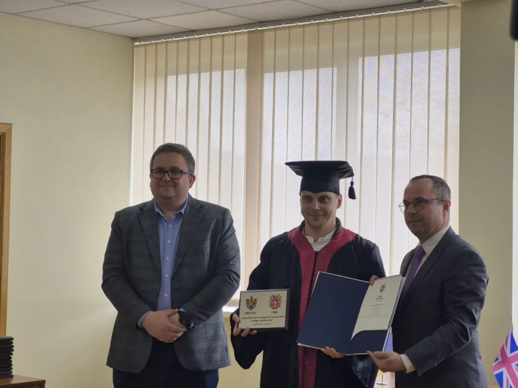 Випускник отримує диплом під час церемонії вручення