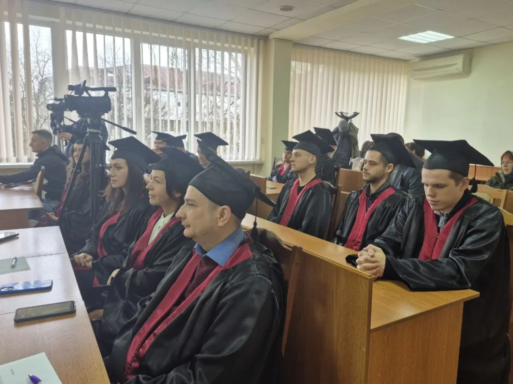 Випускники в академічних мантіях на церемонії вручення дипломів