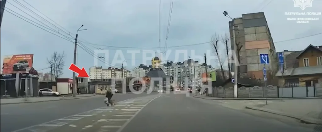 Пішохід переходить дорогу на міській вулиці