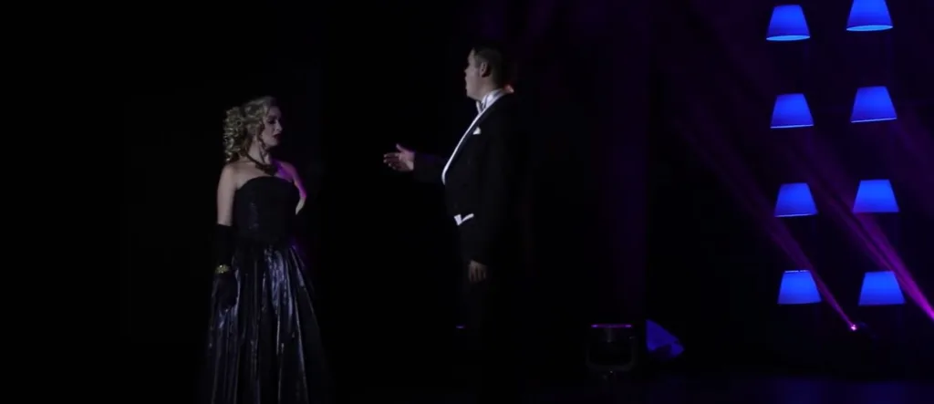 Оперні співаки виступають на темній сцені