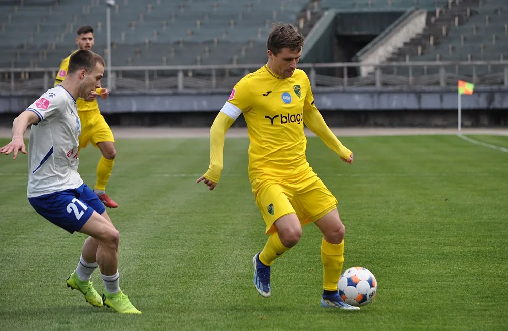 Футболісти змагаються за м'яч на полі