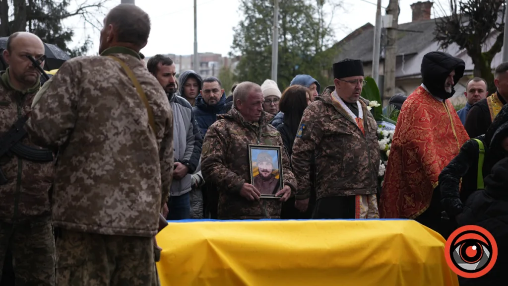 Похорон військового героя під українським прапором