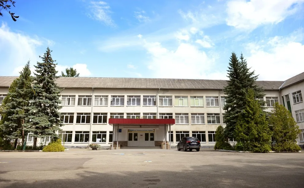 Будівля сучасної середньої школи з подвір’ям