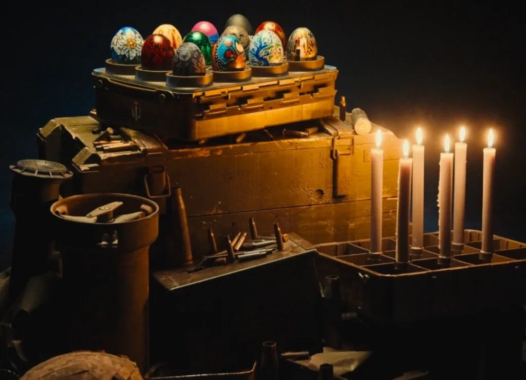 Розписані писанки та свічки на військових ящиках