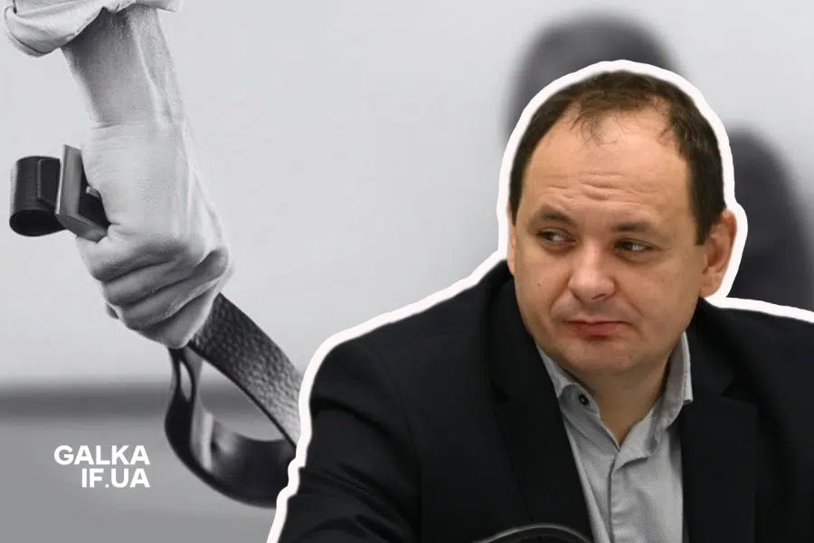 Чоловік у костюмі поруч із зображенням ременя