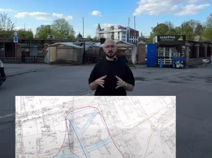 Чоловік розповідає про карту міського району