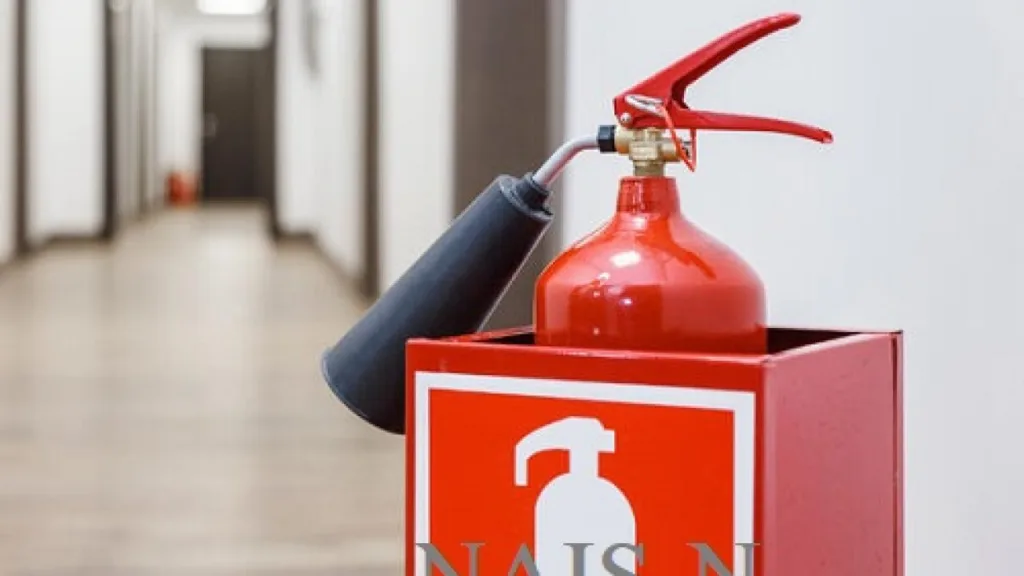 Вогнегасник у коридорі будівлі