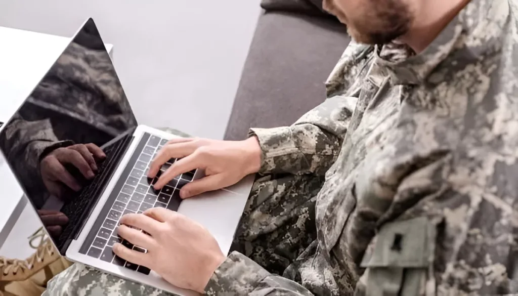 Військовий працює за ноутбуком