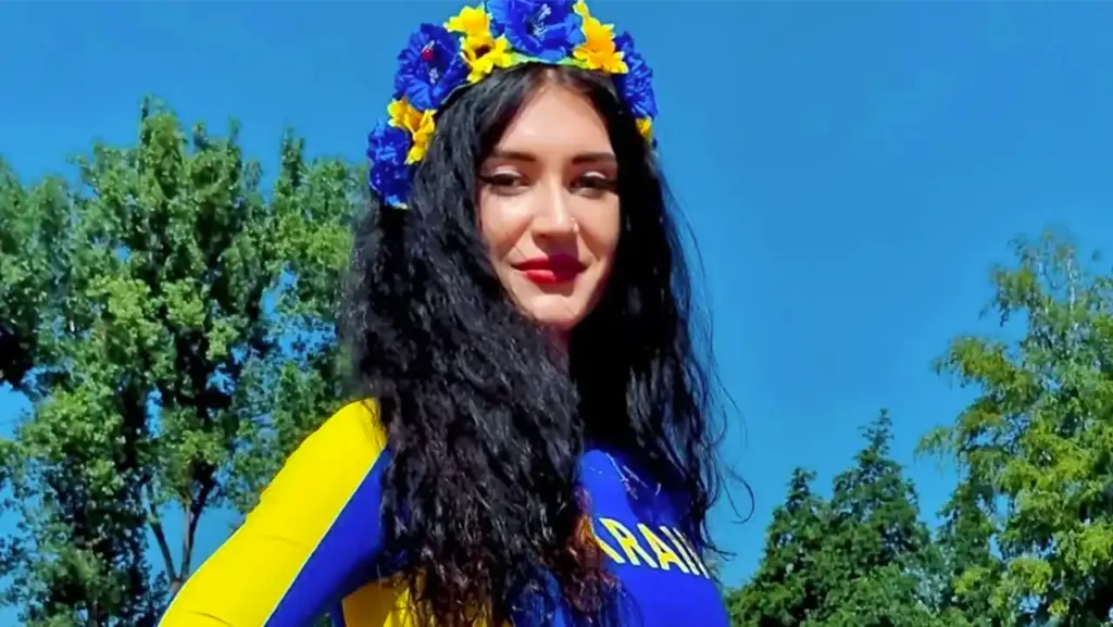 Жінка у вінку кольорів України на природі