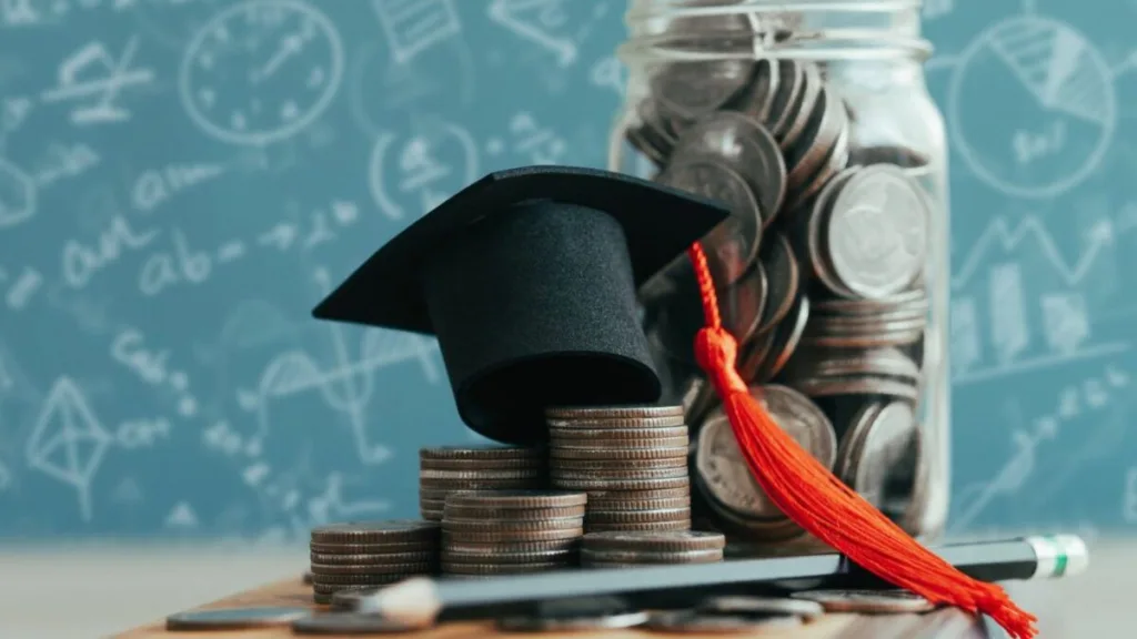 Ступінь випускника на монетах перед дошкою