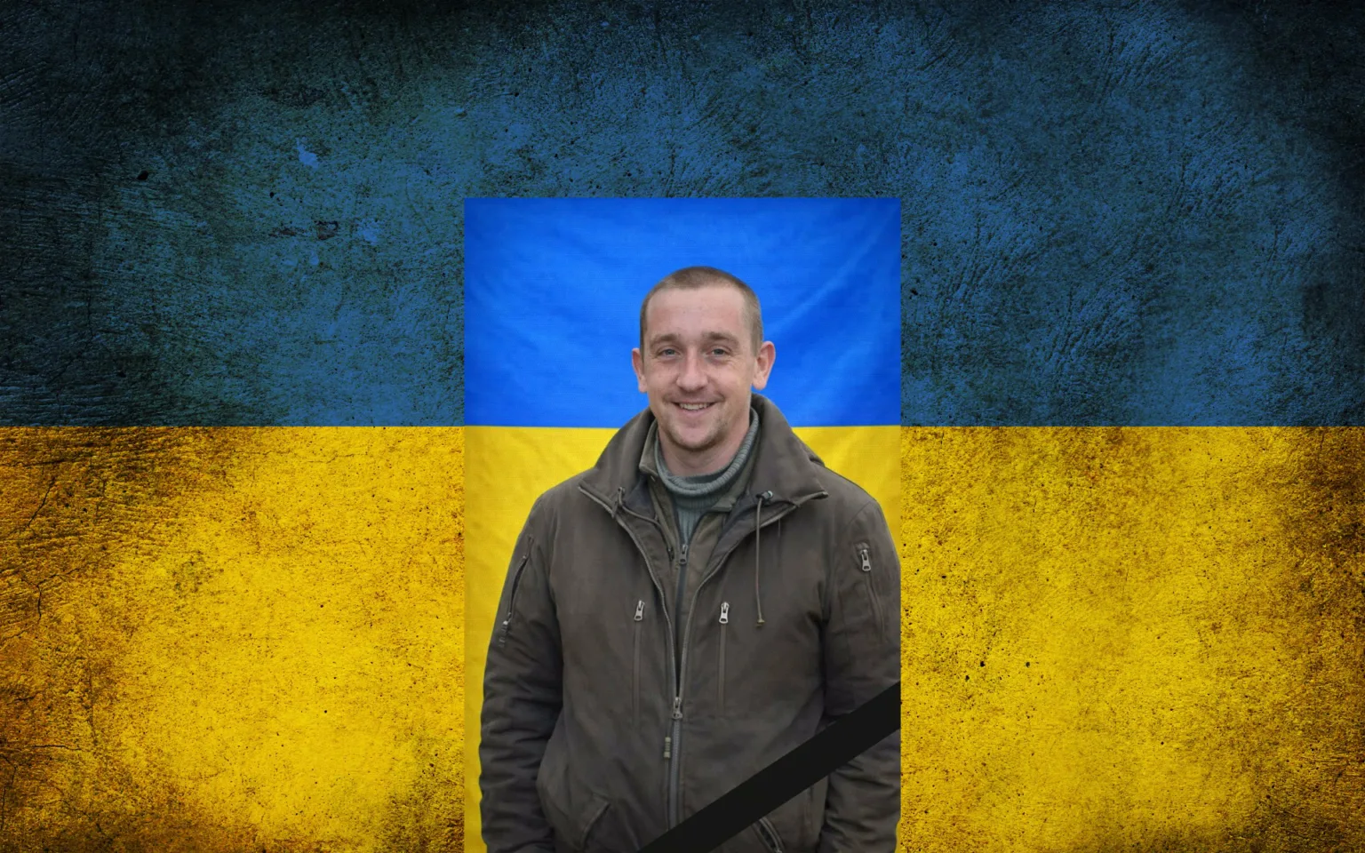 Чоловік перед прапором України з чорною стрічкою